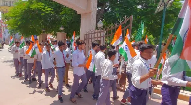 शाहजहांपुर: सरकारी स्कूल के बच्चों ने निकली तिरंगा यात्रा, DM ने कहा- अमृत महोत्सव उत्साह से मनाएं