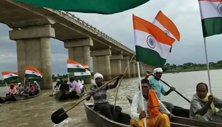 महानदी में पहली बार निकाली तिरंगा यात्रा, 120 से ज्यादा लोग नाव पर हुए सवार