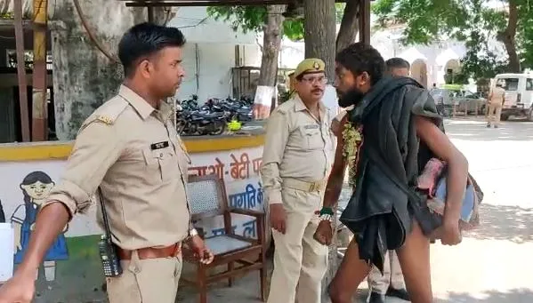 बरेली: कलेक्ट्रेट गेट पर नागा साधुओं ने किया हंगामा, हुए निवस्त्र