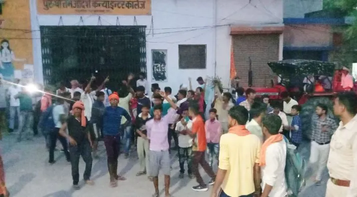 शाहजहांपुर: कांवड़ियों की ट्रैक्टर-ट्रॉली से टकराई बाइक, जमकर हंगामा