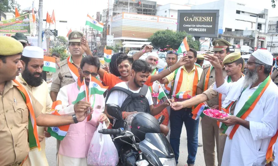 बरेली: कांवड़ियों का स्वागत कर मुस्लिम समाज ने दिया भाईचारे का संदेश