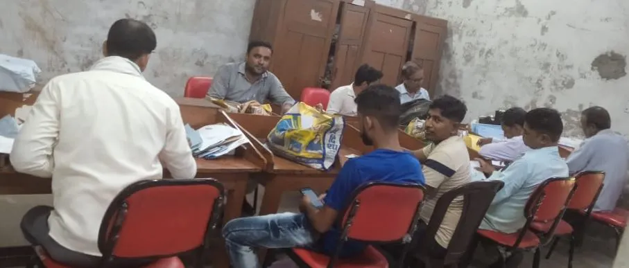 पीलीभीत: अवकाश के दिन भी खुले रहें पोस्टआफिस, रक्षाबंधन पर राखियां पहुंचाने के लिए हो रहा है काम