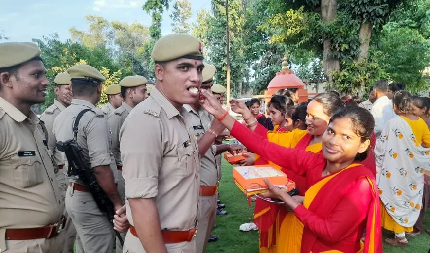 शाहजहांपुर: थाने में मनाया गया रक्षाबंधन, सिपाहियों को बांधी राखी