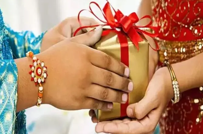 रक्षाबंधन को बनाएं और भी खास, बहन को दें ये स्पेशल गिफ्ट, खुशी के मारे फूले नहीं समाएंगी