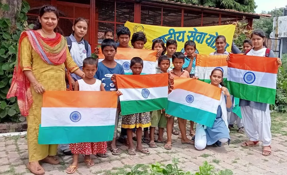 बरेली: आर्य समाज अनाथालय में किया पौधारोपण, बच्चों को बताया तिरंगे का महत्व