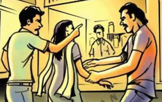 पीलीभीत: शोहदों के हौसले बुलंद, दिनदहाड़े युवती को खेत में खीचा, अश्लील हरकत कर बनाई वीडियो