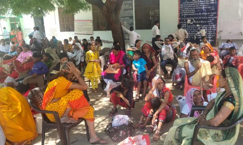 बरेली: सेंट्रल जेल में बंदी भाइयों की कलाई पर बहनों ने बांधी राखी, हुईं भावुक