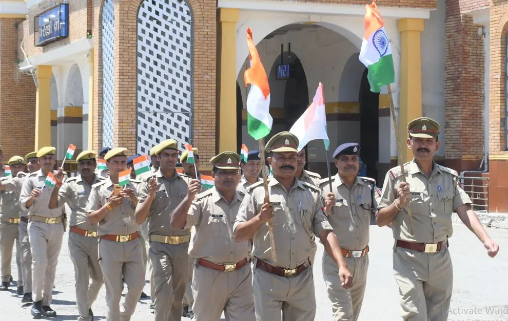 बरेली: देश भक्ति गीतों और तिरंगे के साथ निकाली प्रभात फेरी