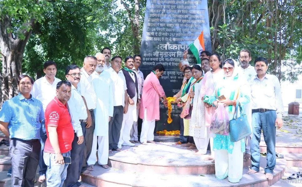 बरेली: महापुरुषों की प्रतिमाओं पर माल्यार्पण कर तिरंगा रैली निकाली