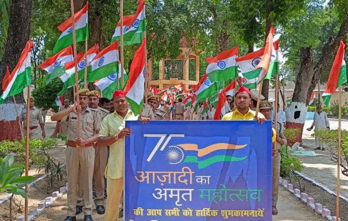 बरेली: सेंट्रल जेल में कैदियों ने निकाली अधिकारियों के साथ तिरंगा यात्रा