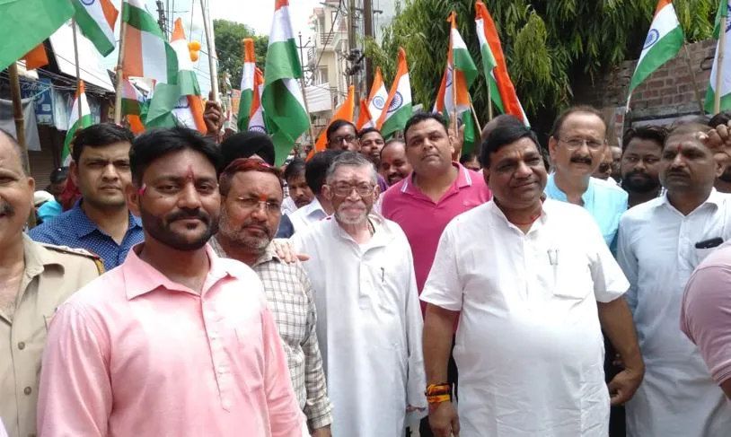 बरेली: भाजपाइयों ने निकाली तिरंगा यात्रा, सड़कों पर गूंजे देशभक्ति के तराने