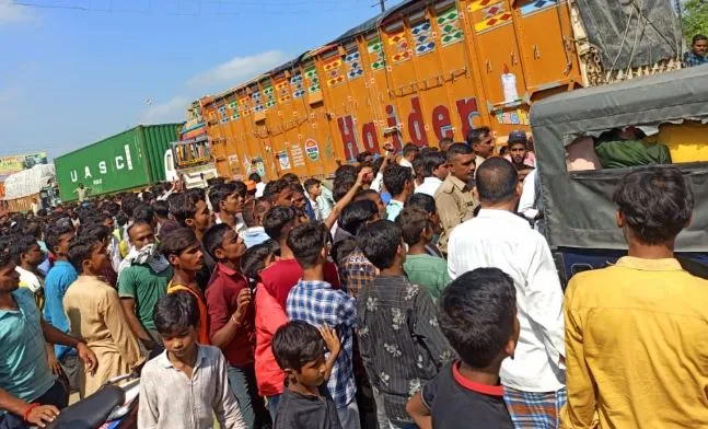 मुरादाबाद: ट्रक ने बाइक सवार दो को रौंदा, छात्र की मौत, साथी गंभीर
