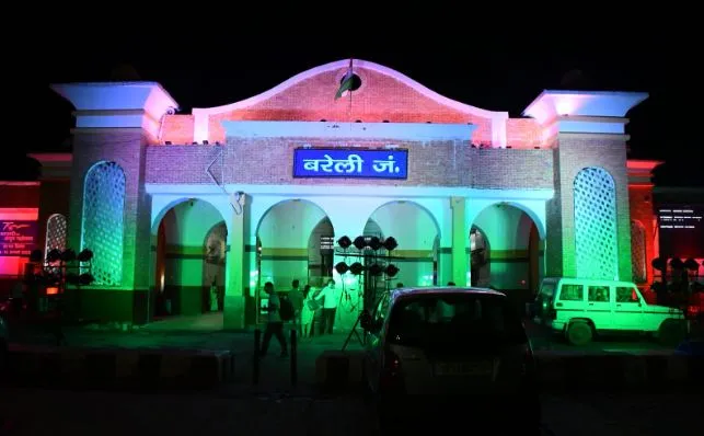 बरेली: आजादी के रंग में रंगा शहर-गांव से लेकर देहात तक हर घर तिरंगा, गांधी उद्यान गेट पर छाया अंधेरा