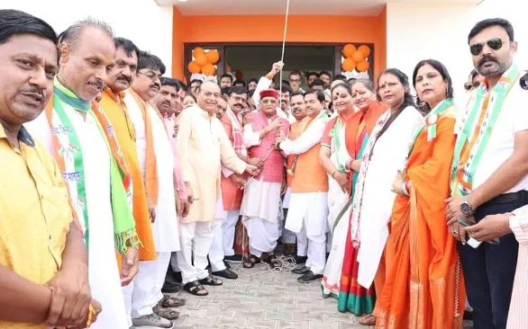बदायूं: BJP कार्यालय पर भाजपाइयों ने फहराया तिरंगा, बीएल वर्मा ने दी शुभकामनाएं