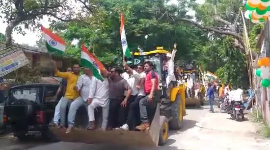 पीलीभीत में निकाली अनोखी तिरंगा यात्रा, रैली में लगे ‘बुल्डोजर बाबा जिंदाबाद’ के नारे