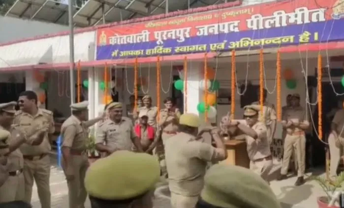 पीलीभीत: आजादी के अमृत महोत्सव पर थाने में हुआ नागिन डांस, सिपाहियों ने लगाए ठुमके, देखें वीडियो