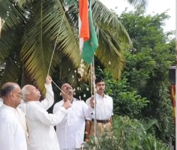 मोहन भागवत ने आरएसएस मुख्यालय में फहराया तिरंगा, कहा- आज का दिन गर्व और संकल्प का है