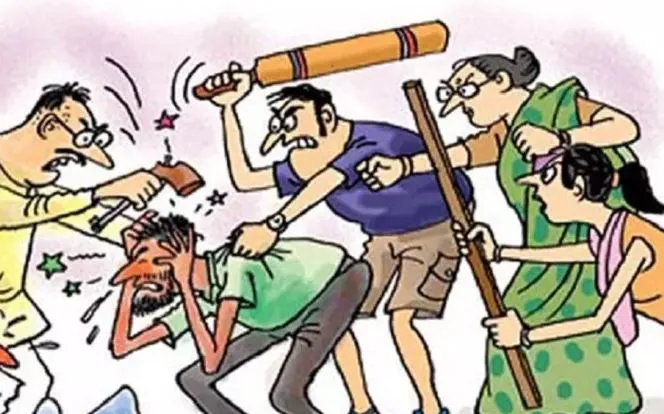 पीलीभीत: भीड़ ने उतारा शोहदे का आशिकी का खुमार, लगाई पिटाई