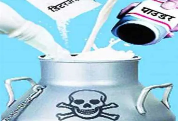 मिलावटी दूध बनाने वाली डेयरी पर छापा, भारी मात्रा में सामान जब्त