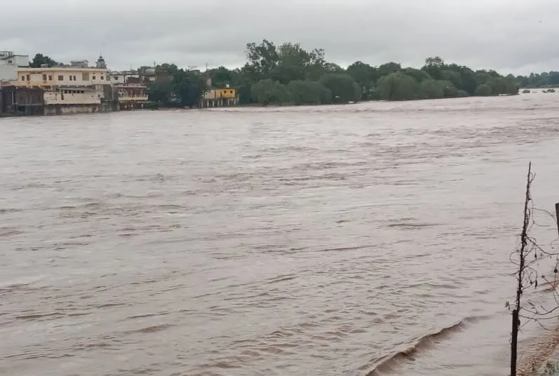 नर्मदा उफान पर, इंदिरा सागर और ओम्कारेश्वर बांध के गेट खोले