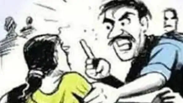 बरेली: गांव में दबंगई, शराब के लिए गिलास को किया मना तो बुरी तरह महिला को पीटा, भाई घायल