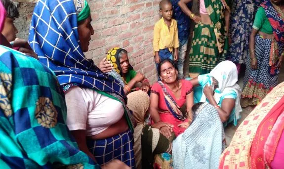 बदायूंः युवक ने ट्रेन के आगे कूदकर दी जान, मचा कोहराम