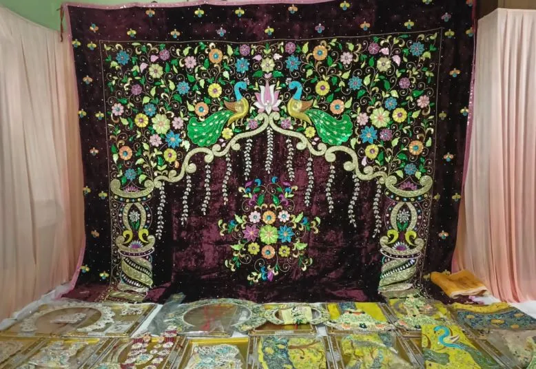 मथुरा: स्वर्ण धागे से बनी पोशाक धारण करेंगे राधा-कृष्ण