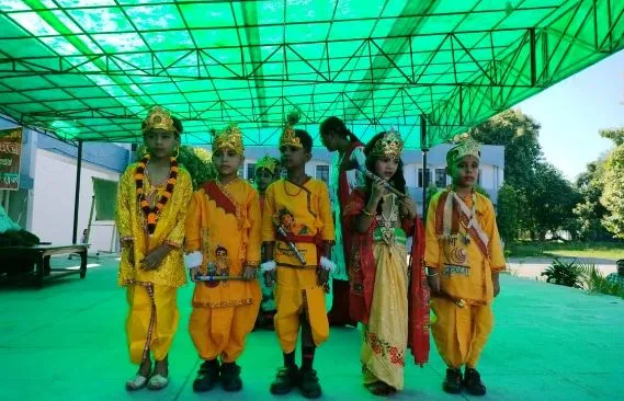बरेली: कान्हा और राधा के मनमोहक रूप में सजे केंद्रीय विद्यालय के बच्चे
