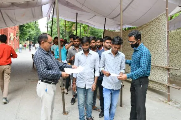 बरेली: अवकाश के दिन भी बरेली कॉलेज में हुई परीक्षा, पांच हजार से ज्यादा स्टूडेंट्स ने लिया भाग