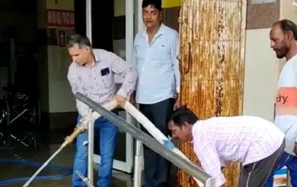 पीलीभीत: चिकित्सक खुद कर रहे अस्पताल की धुलाई, वीडियो वायरल