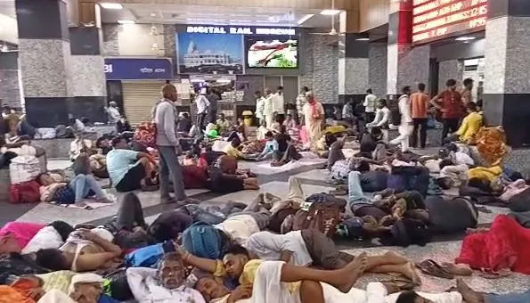 मथुरा: सैकड़ों की संख्या में आ रहे श्रद्धालु, बस स्टैंड और रेलवे स्टेशन पर डाला डेरा