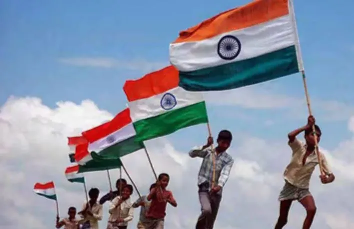 बिहार: 91 वर्षीय बुजुर्ग ने सात दिनों में 450 राष्ट्रीय ध्वज सिले, एक सप्ताह हर दिन करते थे 12 घंटे कड़ी मेहनत