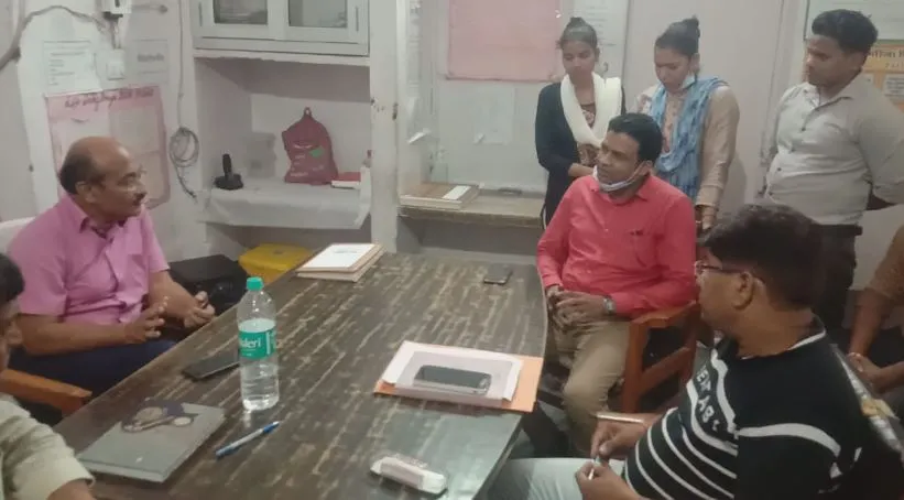 पीलीभीत: एडी हेल्थ अचानक पहुंचे महिला अस्पताल, स्टाफ से लिए बयान