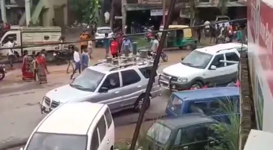 पटना के कारकेड में सीएम नीतीश कुमार के काफिले पर पथराव, गाड़ियों के शीशे भी तोड़े…