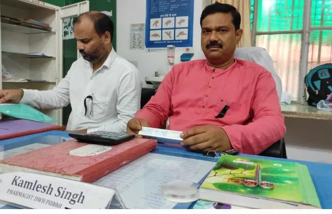 पीलीभीत: काला फीता बांधकर फार्मासिस्ट कर रहे हैं काम, कार्रवाई पर अड़े