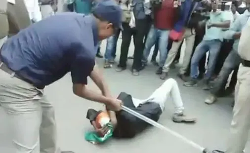पटना में शिक्षक कैंडिडेट्स ने किया प्रदर्शन, हाथ में तिरंगे के बावजूद ADM बरसाते रहे लाठियां