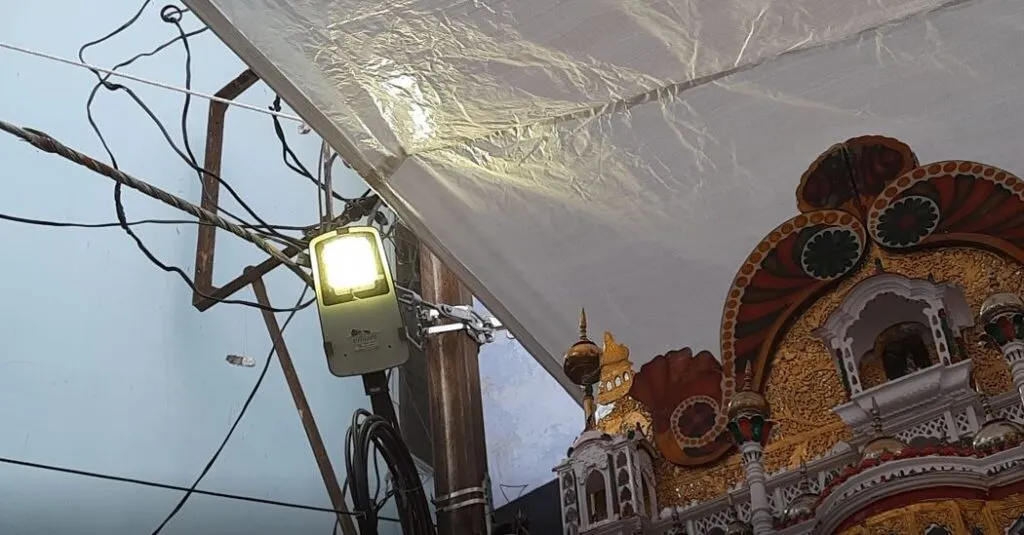 तखत से सटकर खंबे पर लटकते बिजली व्र ब्रॉडबैंड के तार