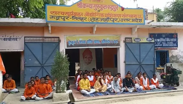 शाहजहांपुर: स्वतंत्रता सेनानी का चित्र हटाने पर विधायक सलोना के खिलाफ धरना-प्रदर्शन