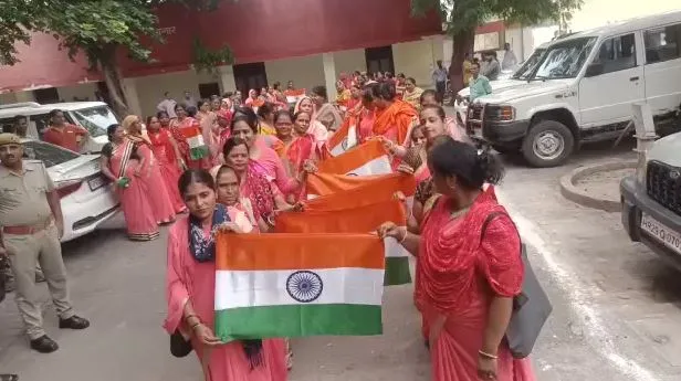 मथुरा: देश की आन-बान-शान को लेकर निकलीं आंगनबाड़ी कार्यकर्ता, राजीव भवन तक निकाली रैली