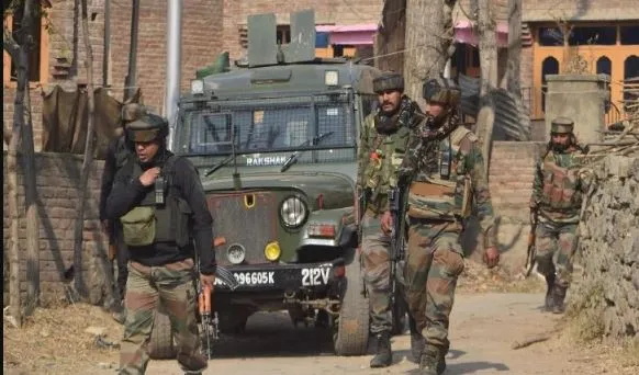 जम्मू-कश्मीर: शोपियां में सुरक्षाबलों और आतंकियों के बीच मुठभेड़, दो आतंकी ढेर