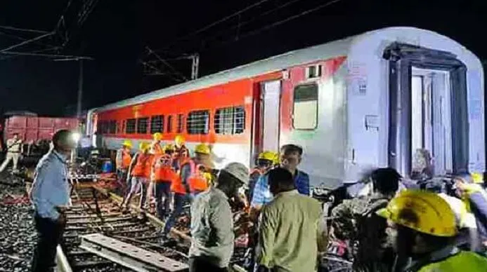 शिवनाथ एक्सप्रेस के दो डिब्बे पटरी से उतरे, रफ्तार धीमी होने से बाल-बाल बचे यात्री