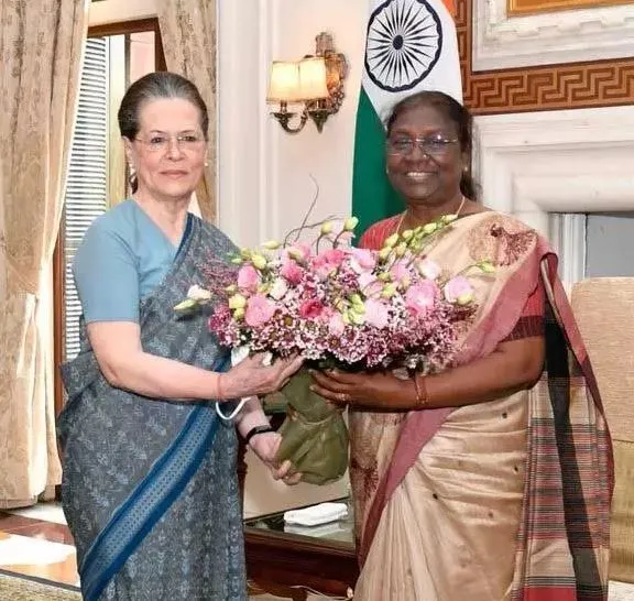 सोनिया गांधी ने राष्ट्रपति द्रौपदी मुर्मू से की मुलाकात, ट्विटर पर साझा की तस्वीर 