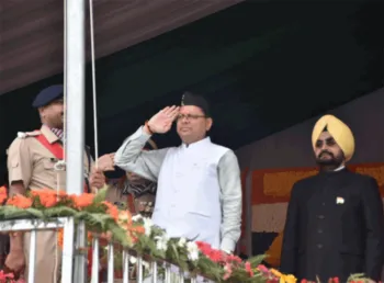 देहारादून: सीएम ने किया  पुलिस अधिकारी और कर्मियों को उनकी विशिष्‍ट सेवा के लिए सम्‍मानित