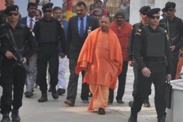 सीएम योगी ने किया गाजियाबाद में आवासीय योजनाओं का निरीक्षण
