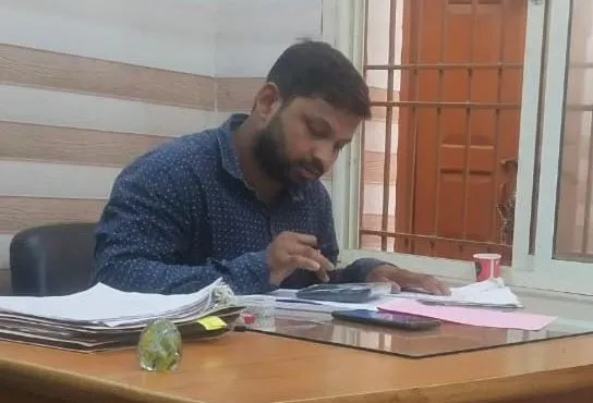 बरेली: सीएमओ कार्यालय में बाहरी युवक निपटा रहा चिकित्सा प्रतिपूर्ति के काम