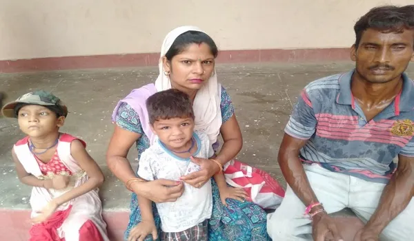 संभल : दिव्यांग दंपत्ति काट रहा अधिकारियों के चक्कर, नहीं हो रही सुनवाई
