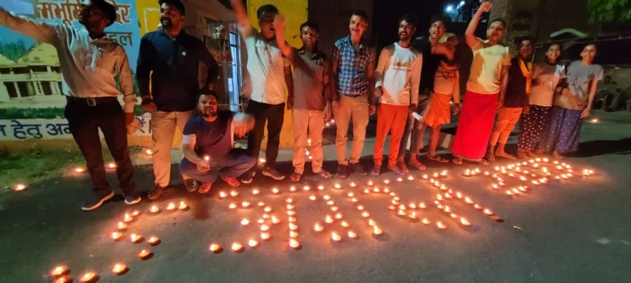 राम मंदिर निर्माण : अयोध्या में संत प्रफुल्लित, हनुमान गढ़ी पर जलाए देसी घी के दीये