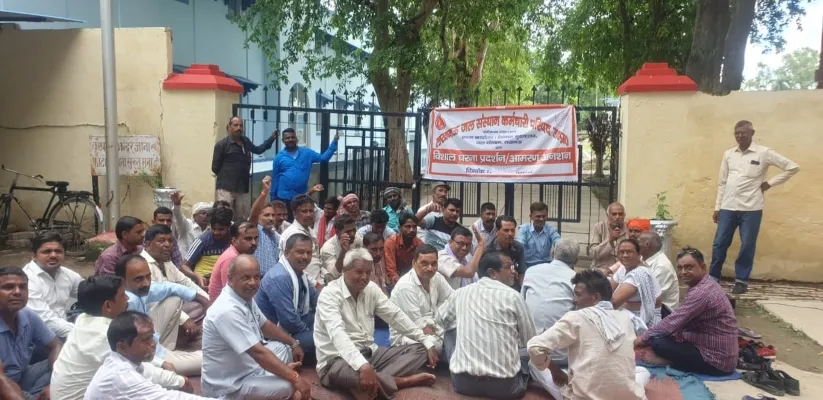 लखनऊ : जल संस्थान के कर्मचारी बैठे धरने पर,अधिकारियों पर लगाया आरोप