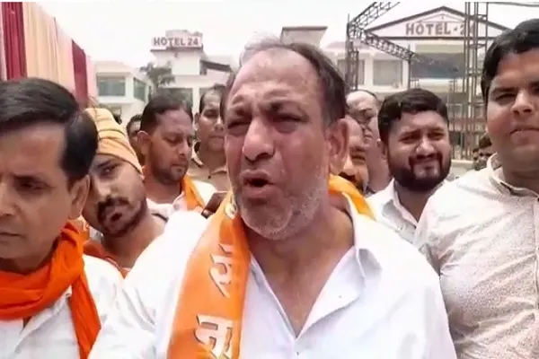 मुरादाबाद : जामा मस्जिद पर जल चढ़ाने जा रहे शिवसैनिकों को पुलिस ने रोका, नोकझोंक