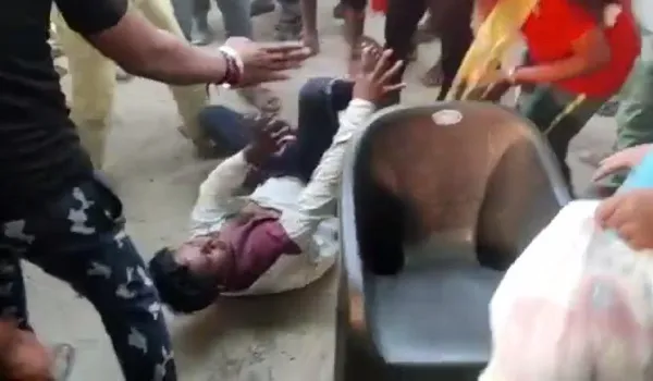 मुरादाबाद : युवक को फब्ती कसना पड़ा भारी, महिला ने चप्पलों से की पिटाई…वीडियो वायरल